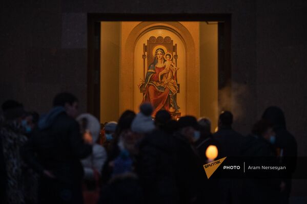 Святая литургия Чрагалуйца в церкви Сурб Хач (5 января 2021). Еревaн - Sputnik Армения