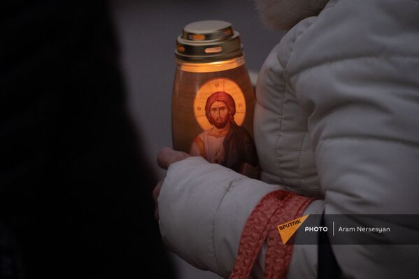 Прохожие с ламдадками Чрагалуйца у церкви Сурб Хач (5 января 2021). Еревaн - Sputnik Армения