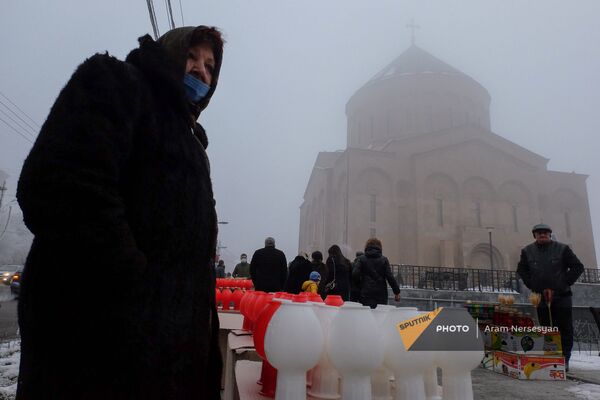 Продавщица с ламдадками Чрагалуйца у церкви Сурб Хач (5 января 2021). Еревaн - Sputnik Армения