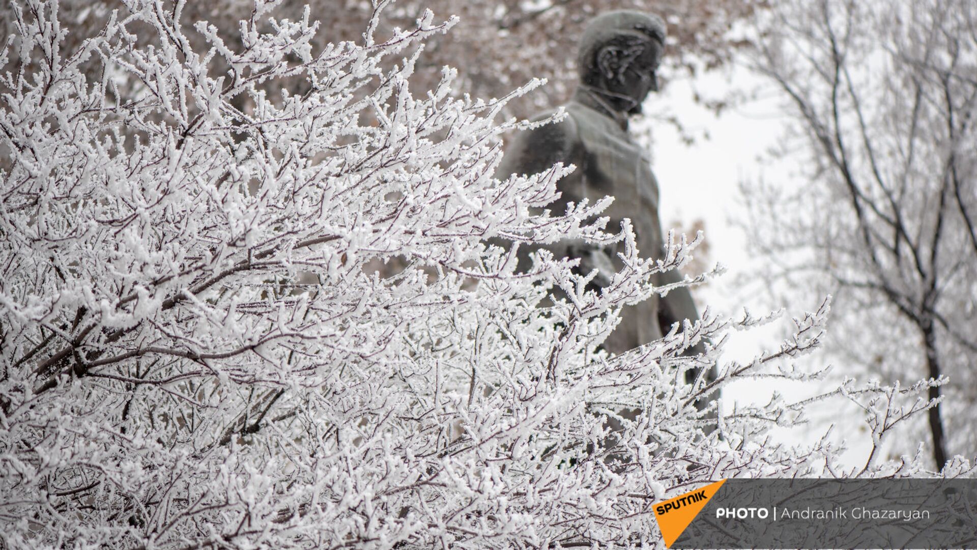 Покрытые инеем деревья у памятника Грибоедову в Ереване - Sputnik Армения, 1920, 10.02.2021