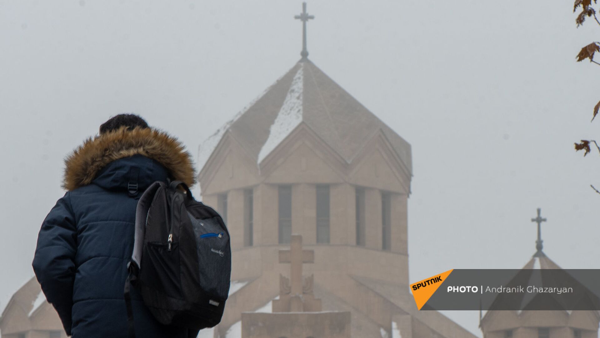 Молодой человек у собора Святого Григория Просветителя в Ереване - Sputnik Армения, 1920, 18.03.2022