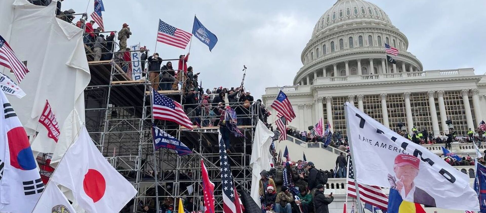 Участники акции протеста сторонников действующего президента США Дональда Трампа у здания Конгресса (7 декабря 2021). Вашингтон - Sputnik Արմենիա, 1920, 05.03.2021