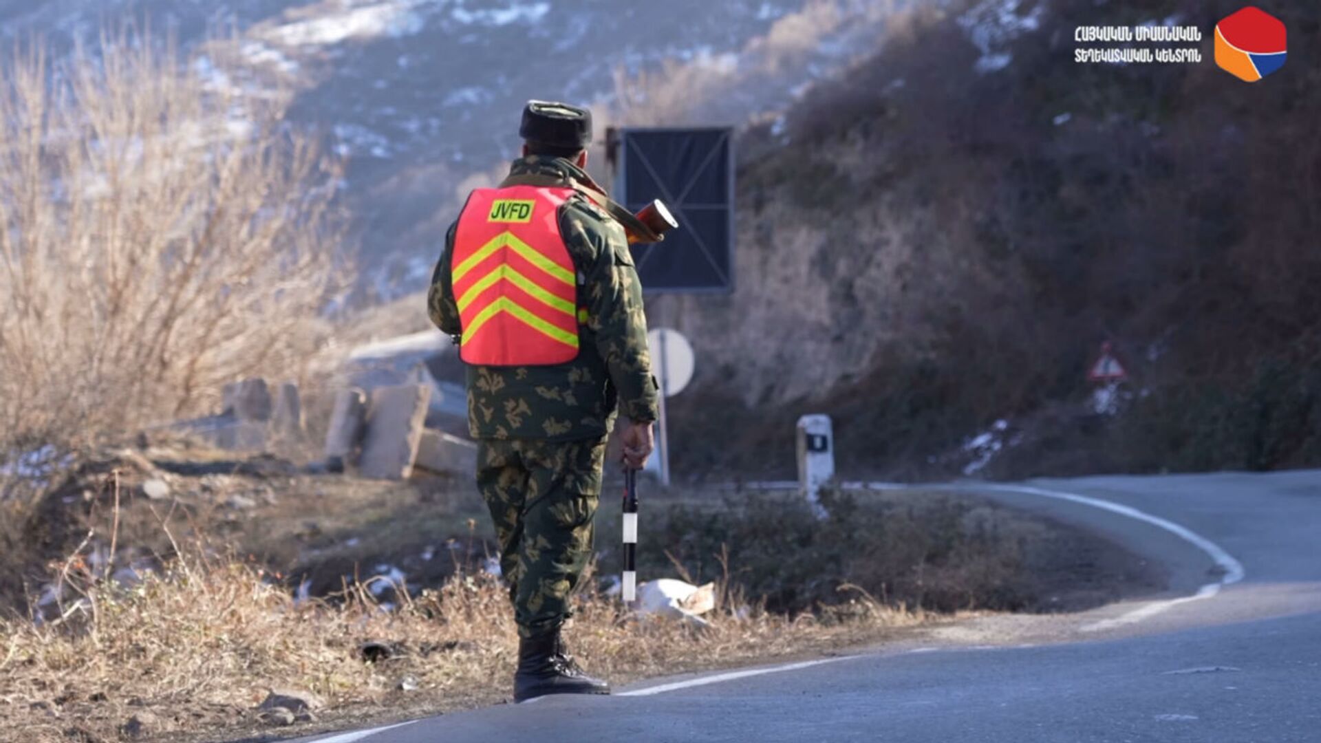 Российские пограничники обеспечивают безопасность 21-километрового участка трассы Горис-Капан, проходящего через спорную территорию - Sputnik Армения, 1920, 02.11.2021