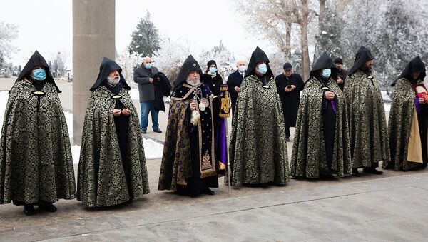 Его Святейшество Гарегин II в сопровождении епископов посетил военный пантеон Ераблур (7 января 2021). Еревaн - Sputnik Արմենիա