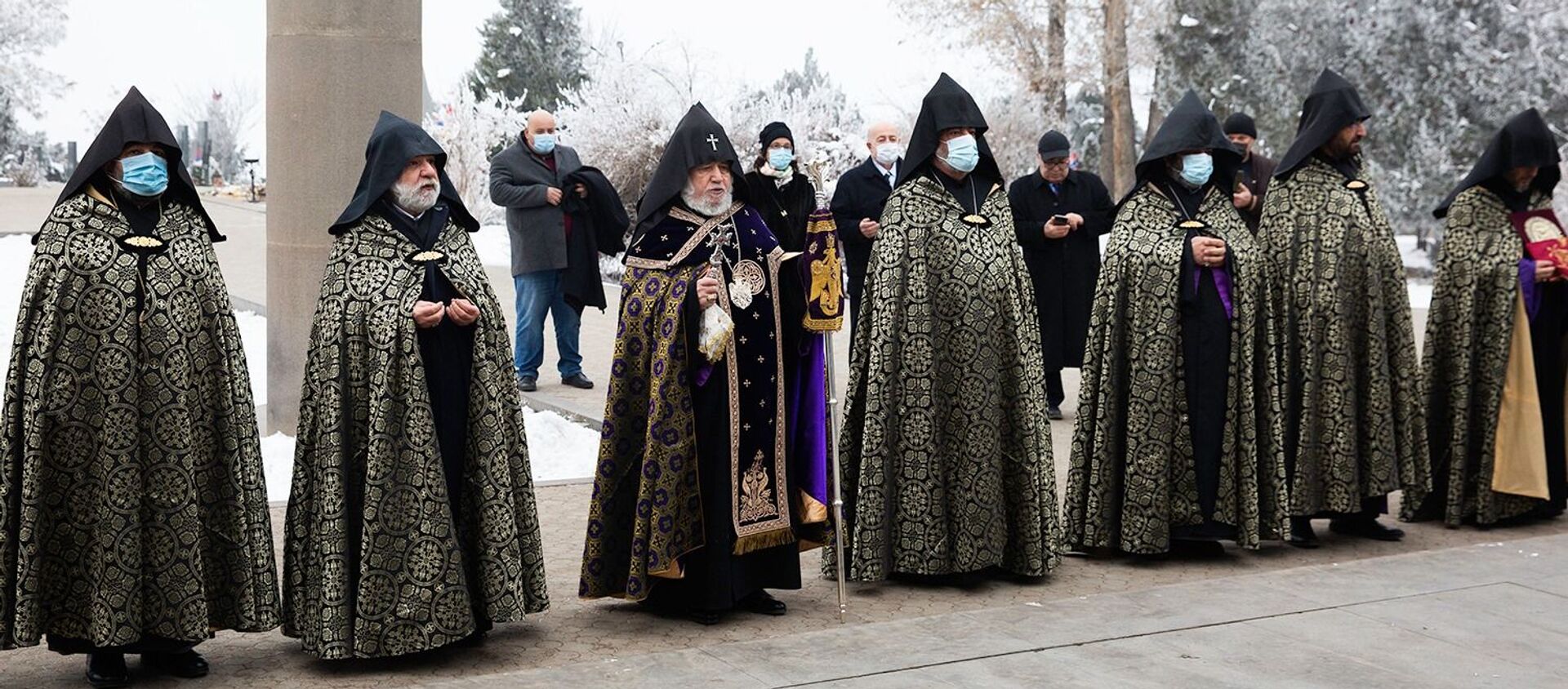Его Святейшество Гарегин II в сопровождении епископов посетил военный пантеон Ераблур (7 января 2021). Еревaн - Sputnik Արմենիա, 1920, 05.04.2021