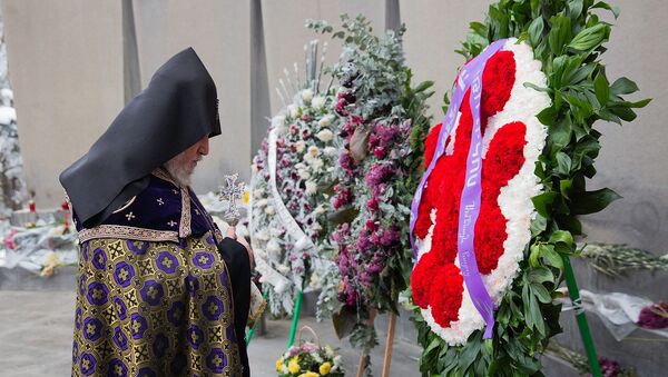 Его Святейшество Гарегин II в сопровождении епископов посетил военный пантеон Ераблур (7 января 2021). Еревaн - Sputnik Армения