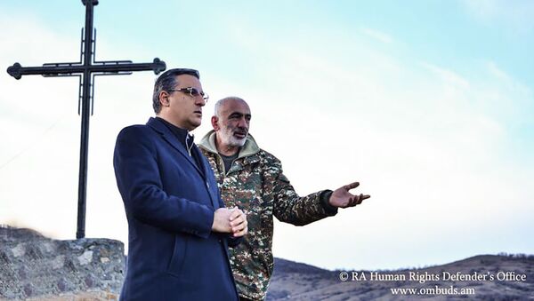 Омбудсмен Арман Татоян во время рабочего визита в Сюникскую область (8 января 2021). Сюник - Sputnik Армения