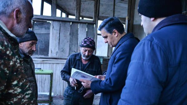 Омбудсмен Арман Татоян в доме Степы Мовсисян (9 января 2021). село Шурнух - Sputnik Արմենիա