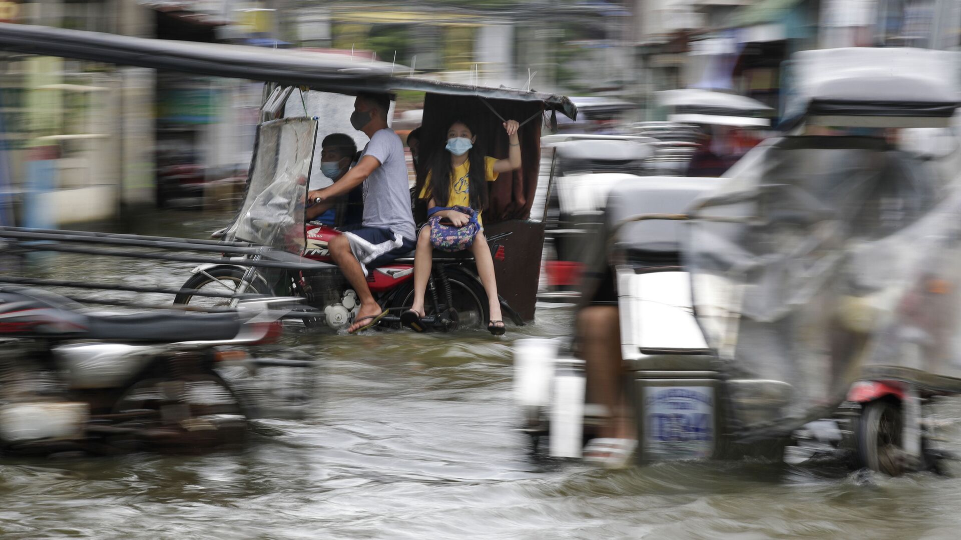 Затопленная в результате тайфуна Молаве дорога на Филиппинах  - Sputnik Армения, 1920, 28.12.2022