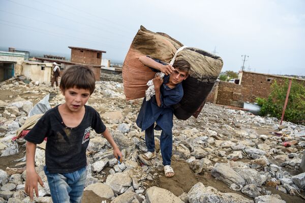 Երիտասարդները փրկում են իրերի մնացորդները ավերված տներից Չարիքարում անսպասելի ջրհեղեղից հետո. Պարվան գավառ, Աֆղանստան

 - Sputnik Արմենիա