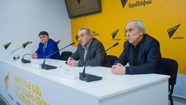 Слева направо: Самвел Ароян, Серж Срапионян и Самвел Тадевосян в пресс-центре Sputnik Армения (9 января 2021). Еревaн - Sputnik Армения