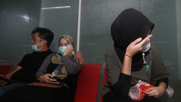 Родственники пассажиров потерпевшего крушение рейса Sriwijaya Air SJY182 ждут новостей в аэропорту Супадио (9 января 2021). Индонезия - Sputnik Армения
