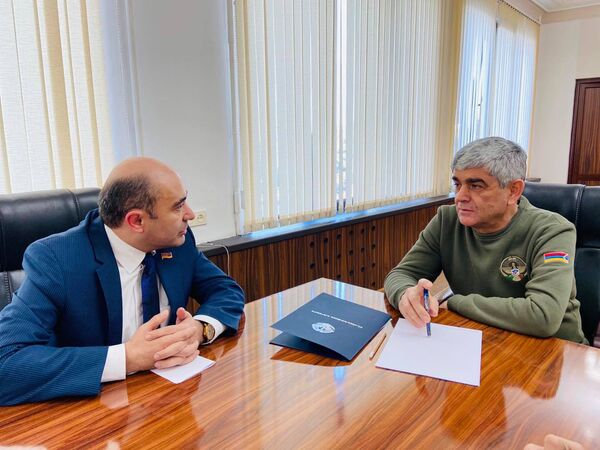 Վիտալի Բալասանյանն ընդունել է «Լուսավոր Հայաստանի» պատգամավորներին Վիտալի Բալասանյանն ընդունել է «Լուսավոր Հայաստանի» պատգամավորներին - Sputnik Արմենիա