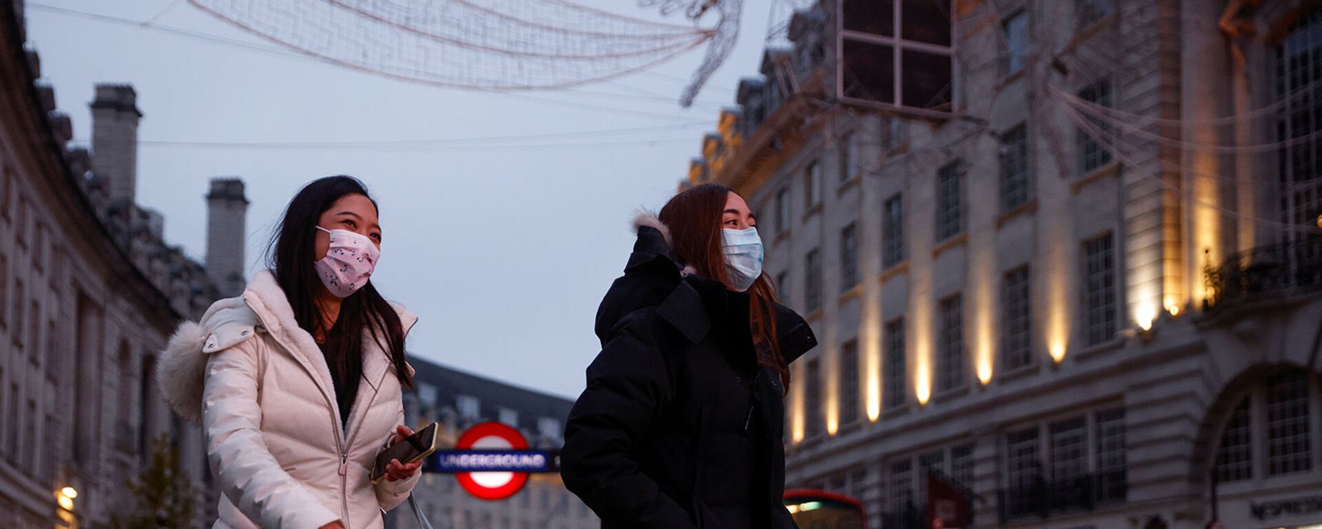 Женщины в масках переходят Риджент-стрит (8 января 2021). Лондон - Sputnik Армения, 1920, 11.01.2021