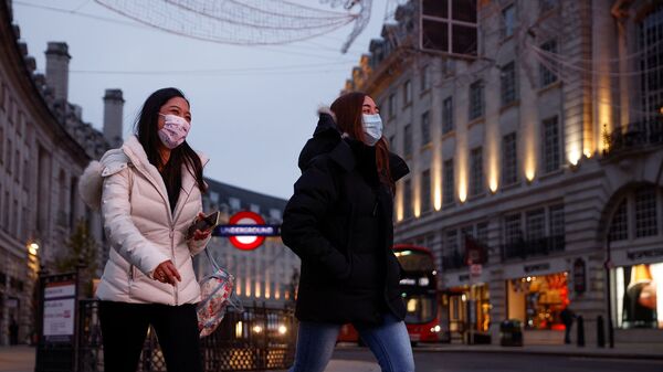 Женщины в масках переходят Риджент-стрит (8 января 2021). Лондон - Sputnik Армения