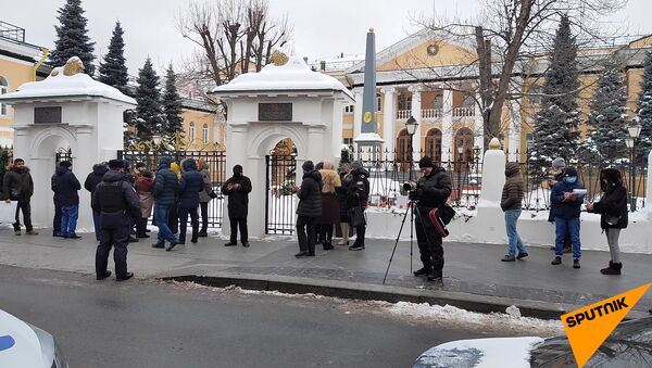 У посольства Армении в Москве проходит акция протеста с требованием отставки Никола Пашиняна. - Sputnik Армения