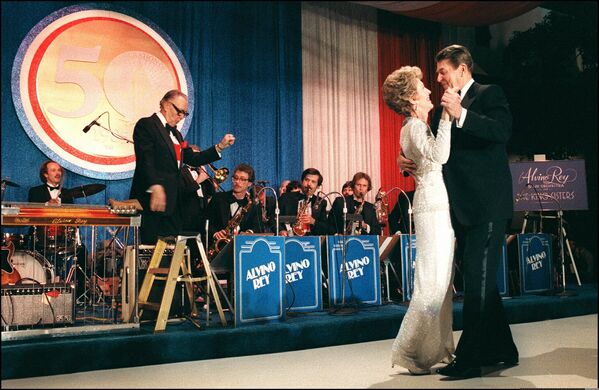 ԱՄՆ նախագահ Ռոնալդ Ռեյգանը պարում է տիկնոջ՝ Նենսիի հետ Ռեյգանի վերըտրության տոնախմբության ժամանակ, 1985թ․ - Sputnik Արմենիա