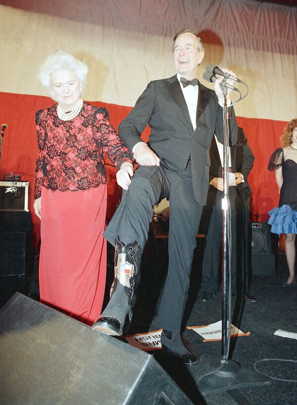 ԱՄՆ նախագահ Ջորջ Բուշը տիկնոջ՝ Բարբարայի հետ, 1989թ․ - Sputnik Արմենիա