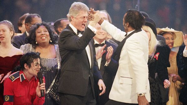 Избранный президент Билл Клинтон и певец Чак Берри во время гала-вечера в Capital Center в Ландовере - Sputnik Արմենիա