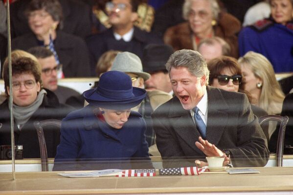 ԱՄՆ նախագահ Բիլ Քլինթոնն տիկնոջ՝ Հիլլարիի հետ երդմնակալության արարողությունից առաջ, 1993թ․ - Sputnik Արմենիա