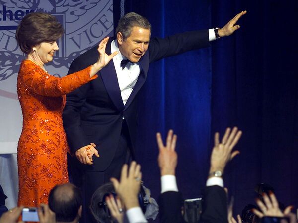 ԱՄՆ նախագահ Ջորջ Բուշ կրտսերը տիկնոջ՝ Լորայի հետ երդմնակալության երեկույթի ժամանակ, 2001թ․ - Sputnik Արմենիա