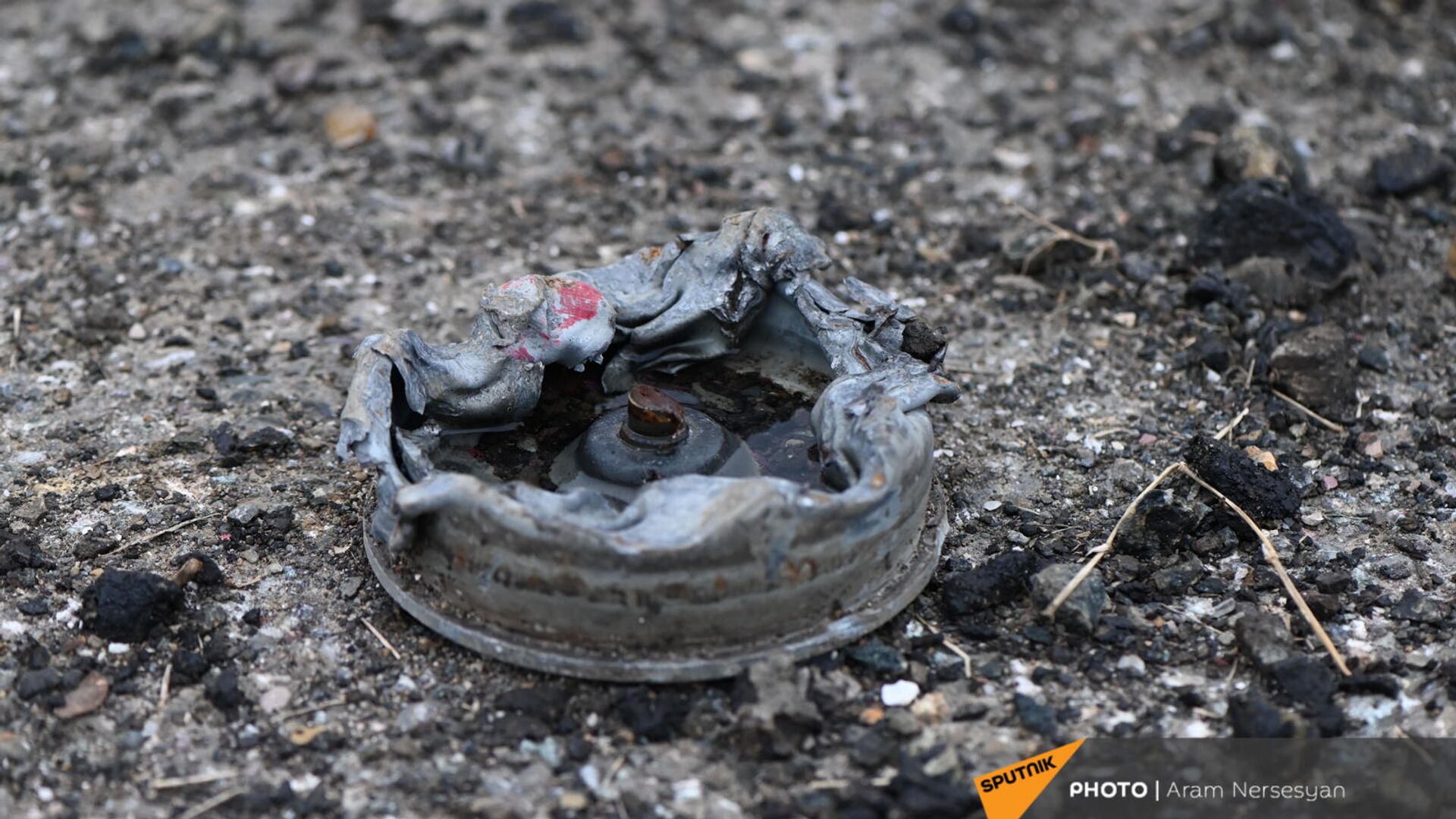 Противотанковая мина на обочине дороги на подступе к Шуши после окончания военных действий (14 ноября 2020). Карабах - Sputnik Արմենիա, 1920, 05.04.2021