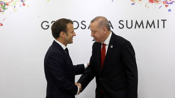 Президент Франции Эммануэль Макрон (слева) с президентом Турции Реджепом Тайипом Эрдоганом во время двусторонней встречи на полях саммита G20 (28 июня 2019). Осака - Sputnik Արմենիա