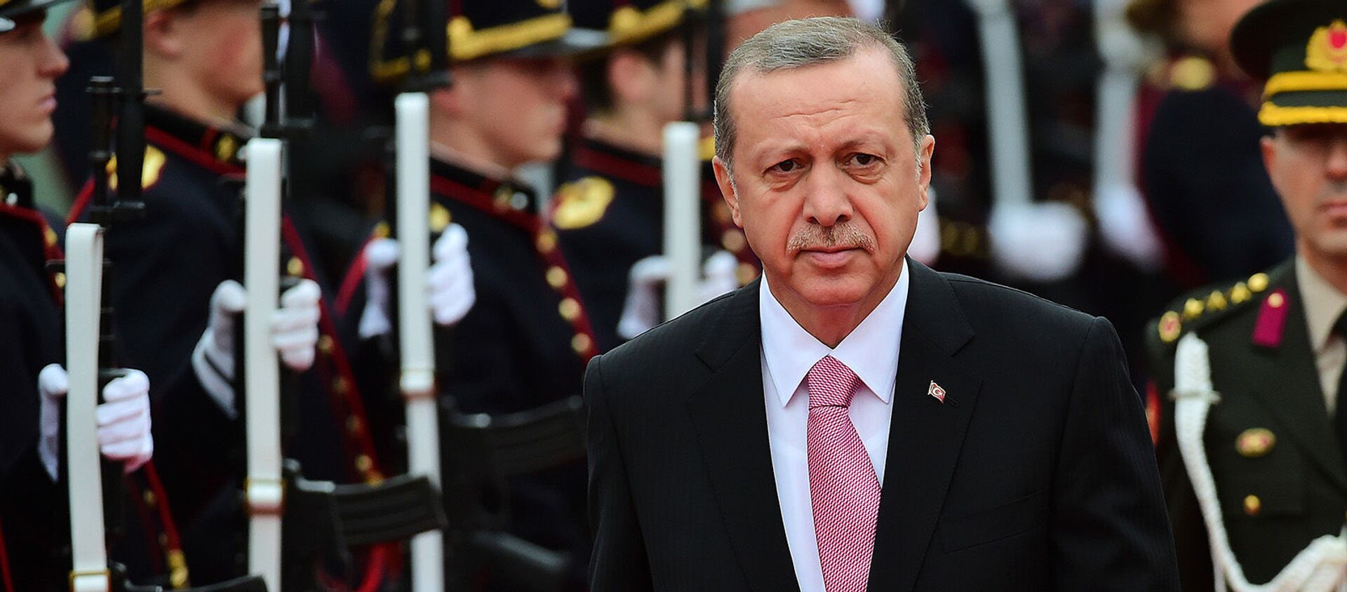 Президент Турции Реджеп Тайип Эрдоган осматривает почетный караул во время официальной церемонии встречи в Королевском дворце (5 октября 2015). Брюссель - Sputnik Армения, 1920, 10.02.2021