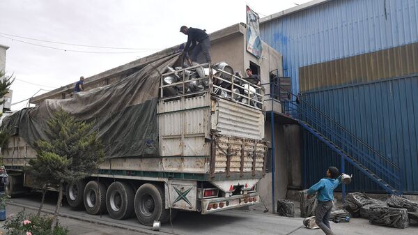 Рабочие на частном заводе по переработке меди и алюминия в пригороде Хомса (14 июня 2017). Сирия - Sputnik Արմենիա