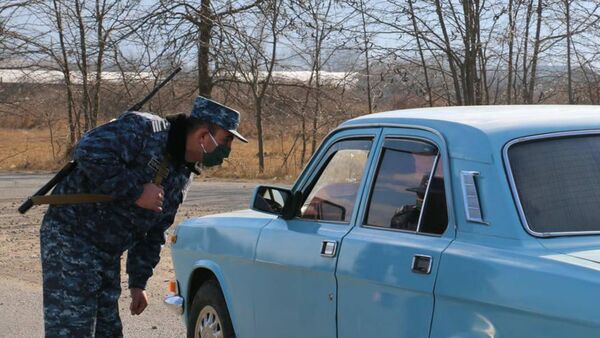 Усиленное патрулирование в связи с коронавирусом в Аскеранском районе Карабаха - Sputnik Армения