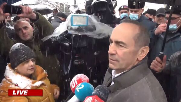 Роберт Кочарян вышел к сторонникам, собравшимся у здания суда (19 января 2021). Еревaн - Sputnik Армения