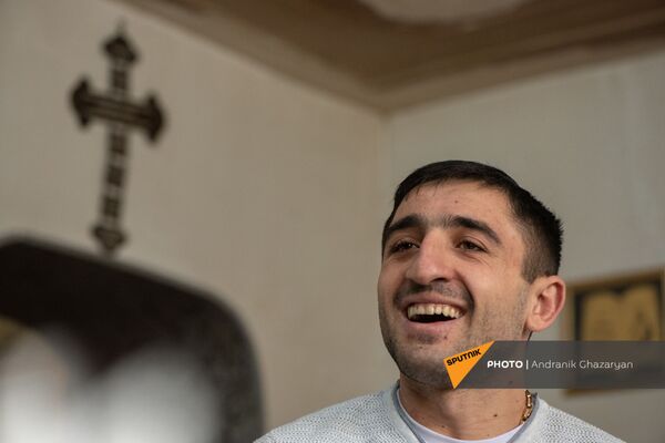 «Ռումբն ընկավ, թևերս հետ թռան...». Վարոյի տեսած իրական պատերազմն ու թևավոր երջանկությունը «Ռումբն ընկավ, թևերս հետ թռան...». Վարոյի տեսած իրական պատերազմն ու թևավոր երջանկությունը - Sputnik Արմենիա
