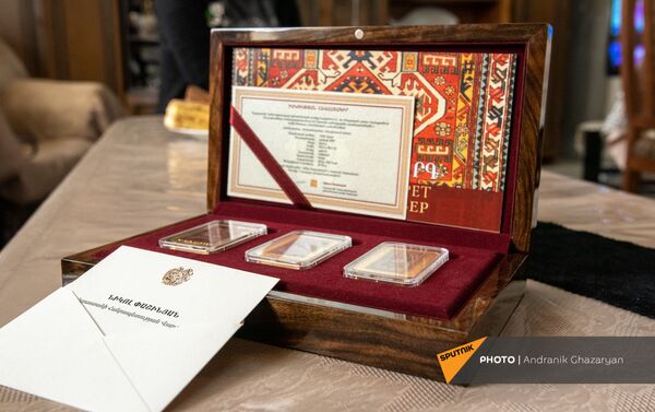 Сертификат потерявшего обе руки во время карабахской войны Вараздата Санеяна (17 января 2021). Цовагюх Сертификат потерявшего обе руки во время карабахской войны Вараздата Санеяна (17 января 2021). Цовагюх - Sputnik Армения