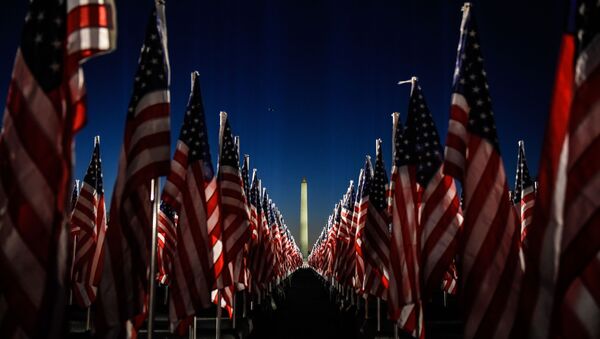 Американские флаги у монумента Вашингтону на Национальной аллее - Sputnik Армения