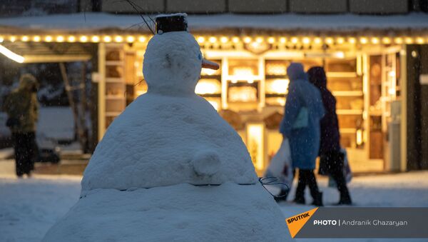 Женщины проходят мимо снеговика в ереванском вернисаже - Sputnik Արմենիա