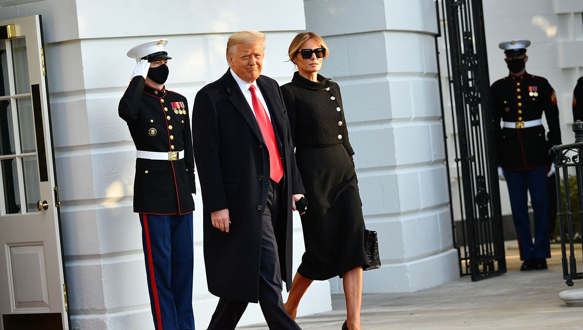 Президент США Дональд Трамп и Первая леди Мелания покидают Южную лужайку Белого дома в Вашингтоне, США - Sputnik Արմենիա, 1920, 10.02.2021