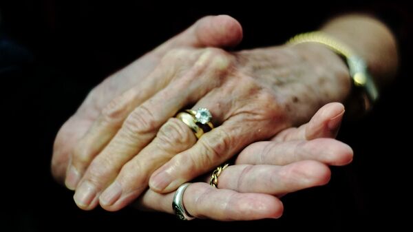 Пожилая пара держится за руки - Sputnik Армения