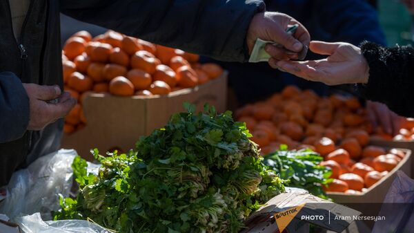 Продавец зелени возвращает сдачу покупателю в Лачинском рынке в Ванадзоре - Sputnik Армения