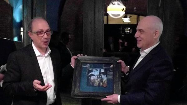 Министр иностранных дел Армении Ара Айвазян вручает подарок своему грузинскому коллеге Давиду Залкалиани (22 января 2021). Грузия - Sputnik Армения