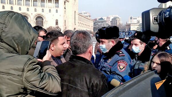Бабкен Арутюнян спорит с офицером полиции во время автопробега с требованием отставки правительства во главе с Николом Пашиняном (24 января 2021). Еревaн - Sputnik Армения