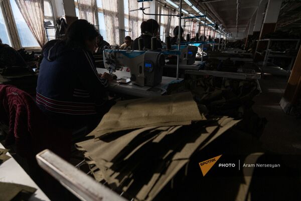 Երբ գործ չկա, մարդիկ ամեն ինչի պատրա՞ստ են. Վանաձորում նոր արտադրամաս է բացվել, բայց... Երբ գործ չկա, մարդիկ ամեն ինչի պատրա՞ստ են. Վանաձորում նոր արտադրամաս է բացվել, բայց... - Sputnik Արմենիա