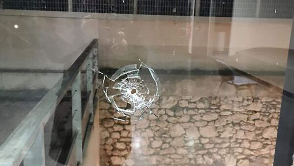 Разбитое в результате выстрела окно в центре культуры Св. Саак b Св. Месроп (25 января 2021). Марсель - Sputnik Արմենիա