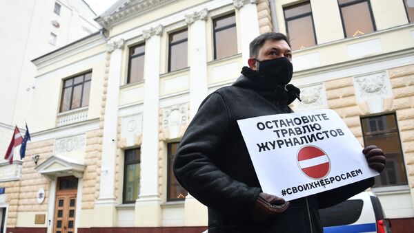 Одиночные пикеты у посольства Латвии в Москве - Sputnik Армения