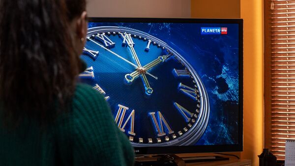 Женщина смотрит телевизор - Sputnik Արմենիա