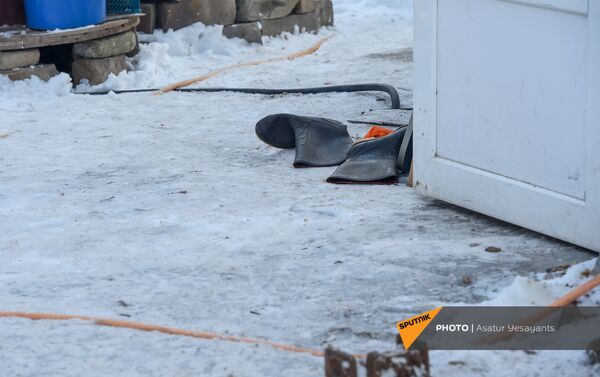 Обувь во дворе мужчины, взявшего в заложники 3-летнего сына (27 января 2021). Еревaн - Sputnik Армения