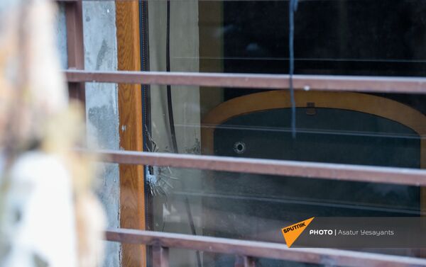 Следы от выстрелов в окне дома мужчины, взявшего в заложники 3-летнего сына (27 января 2021). Еревaн - Sputnik Армения