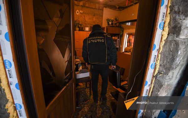 Сотрудники следственного отдела в доме мужчины, взявшего в заложники 3-летнего сына (27 января 2021). Еревaн - Sputnik Армения