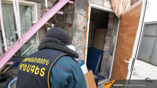 Сотрудники следственного отдела во дворе дома мужчины, взявшего в заложники 3-летнего сына (27 января 2021). Еревaн - Sputnik Армения