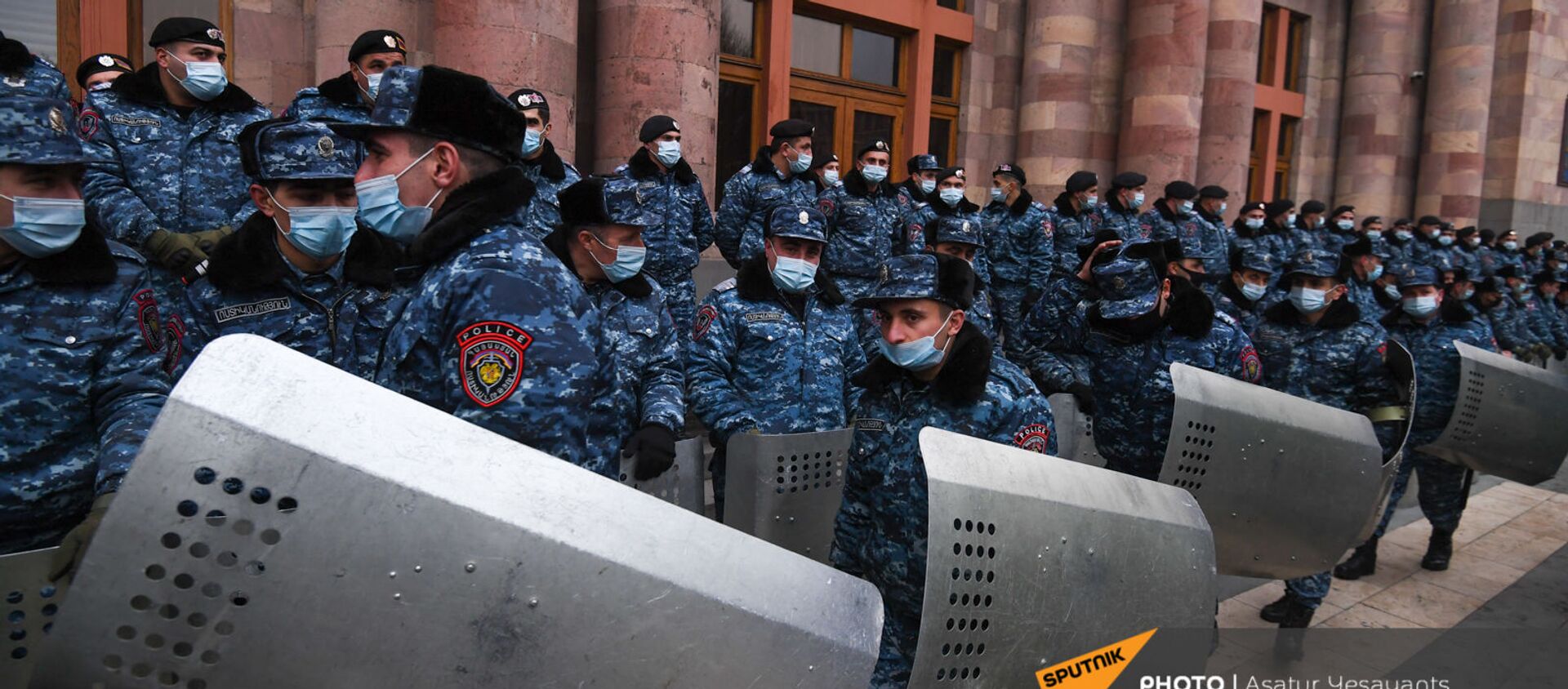 Полицейские со щитами на площади Республики во время митинга оппозиции (28 января 2021). Еревaн - Sputnik Армения, 1920, 28.01.2021