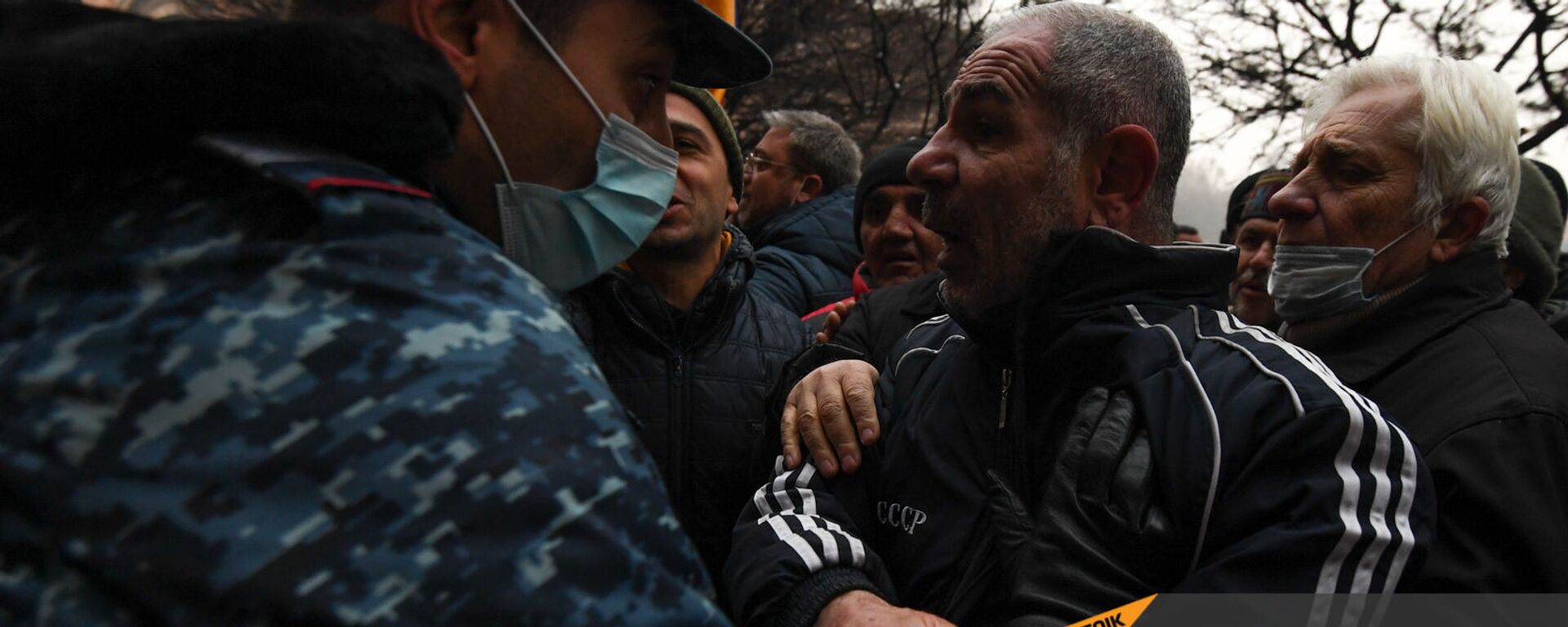 Полицейские подвергают аресту Исраела Акопкохяна на митинге оппозиции (28 января 2021). Еревaн - Sputnik Армения, 1920, 31.01.2021